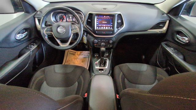 Used 2016 Jeep Cherokee Latitude w/ Cold Weather Group AWD/4WD image 10