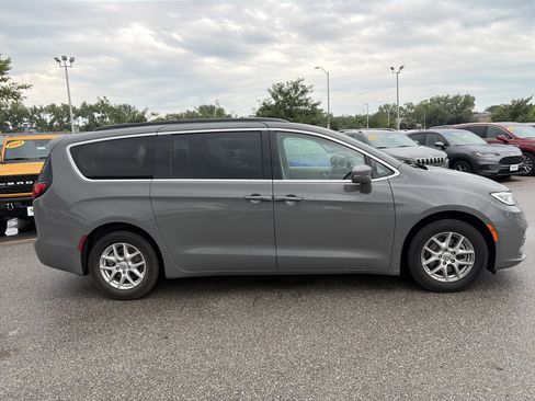 Used 2022 Chrysler Pacifica Touring-L FWD image 4