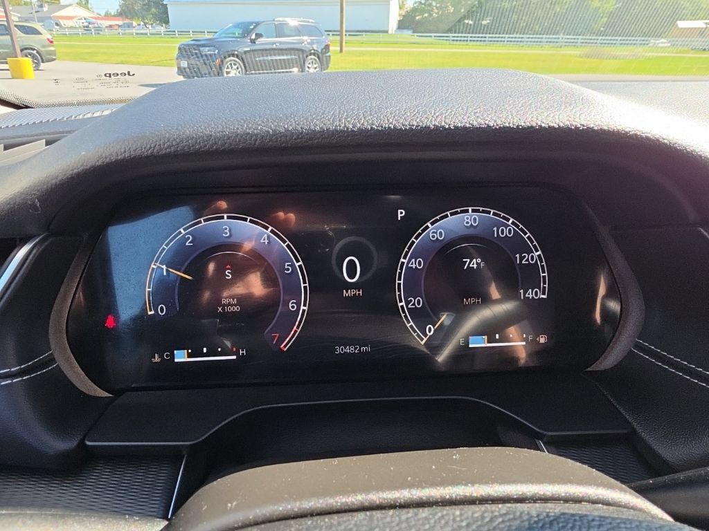 Used 2023 Jeep Grand Cherokee Laredo AWD/4WD image 15