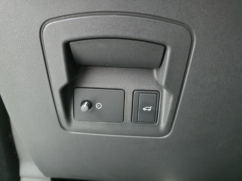 Certified 2025 Land Rover Range Rover Velar S image 26