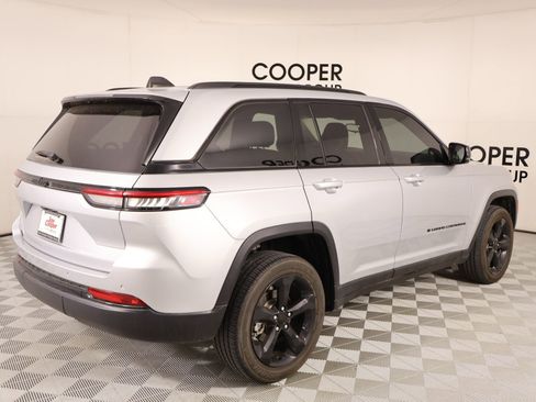 Used 2024 Jeep Grand Cherokee Altitude RWD image 21