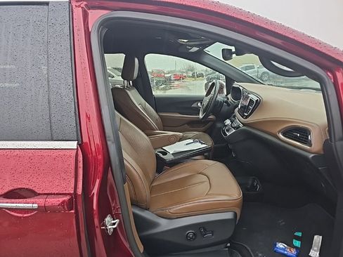 Used 2020 Chrysler Pacifica Limited w/ Advanced Safetytec Group FWD image 11