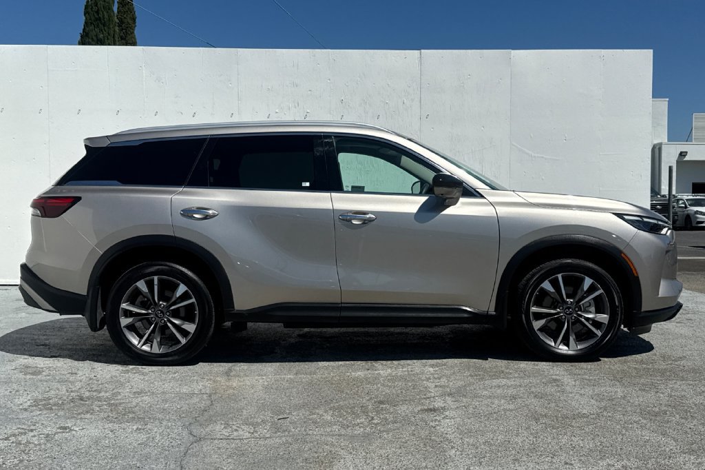 Certified 2025 INFINITI QX60 Luxe FWD image 2