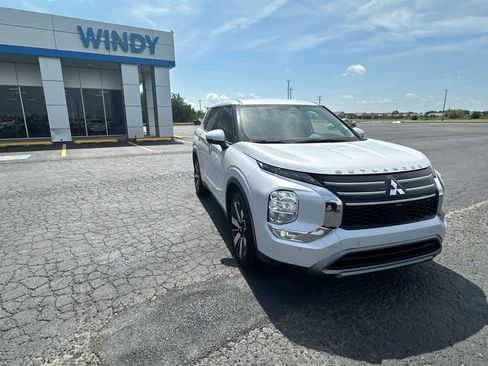 Used 2025 Mitsubishi Outlander SE FWD image 8