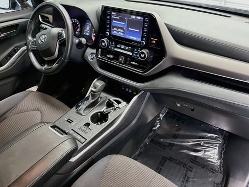 Used 2022 Toyota Highlander LE FWD image 12