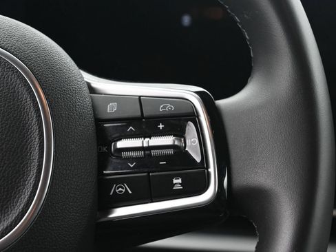 Used 2026 Kia Carnival FWD image 19
