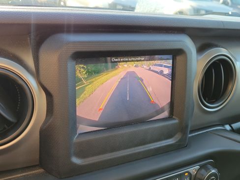 Used 2020 Jeep Wrangler Sport AWD/4WD image 25