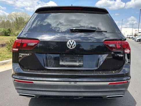 Used 2018 Volkswagen Tiguan SE w/ Panoramic Sunroof Package FWD image 2