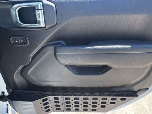 Certified 2025 Jeep Gladiator Sport image 30