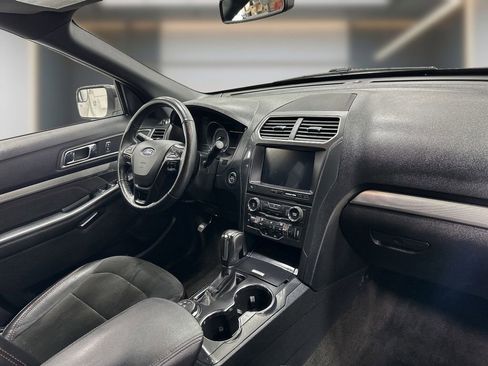 Used 2018 Ford Explorer XLT w/ XLT Appearance Package image 7