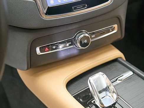 Used 2023 Volvo XC90 B6 Ultimate w/ Protection Package Premier AWD/4WD image 17