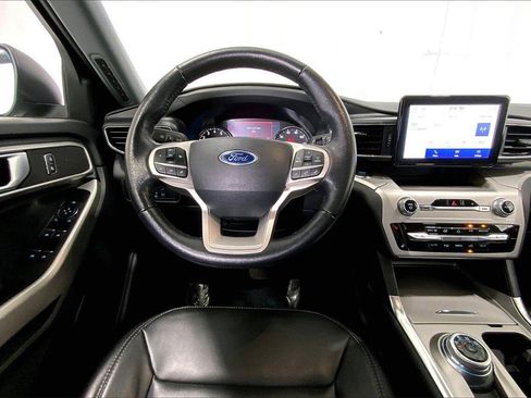Used 2022 Ford Explorer XLT w/ Equipment Group 202A image 4
