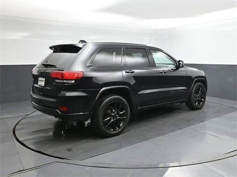 Used 2018 Jeep Grand Cherokee Altitude image 11