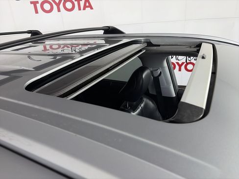 Used 2022 Toyota Highlander XLE FWD image 11