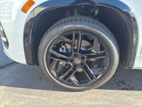 Used 2026 Volkswagen Tiguan SE R-Line image 33