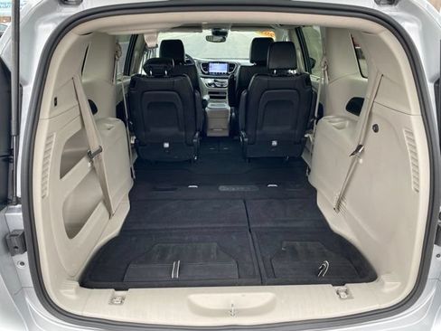 Used 2024 Chrysler Pacifica Touring-L FWD image 18