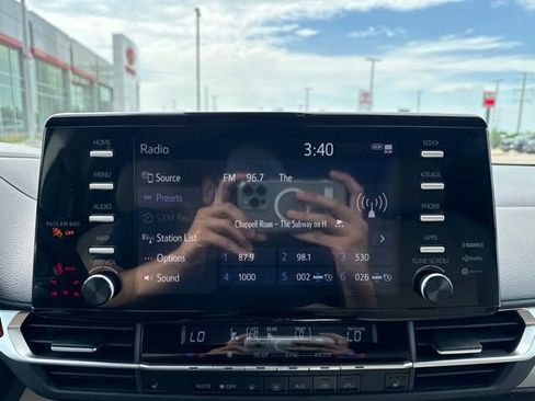Used 2023 Toyota Sienna XLE FWD image 31