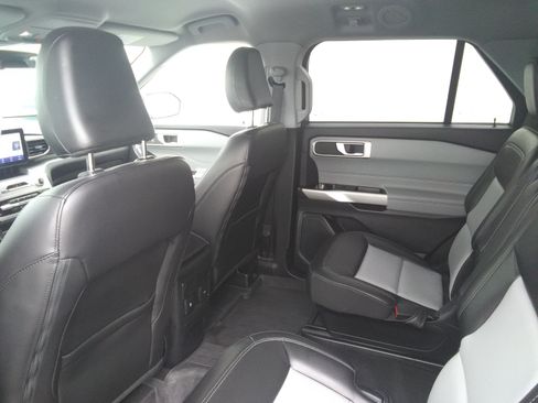 Used 2022 Ford Explorer XLT w/ XLT Sport Appearance Package AWD/4WD image 11