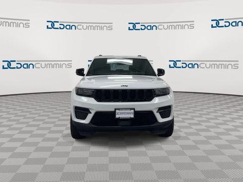 Used 2025 Jeep Grand Cherokee Altitude AWD/4WD image 3