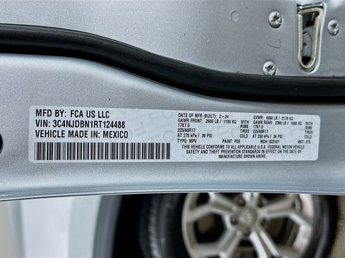 Used 2024 Jeep Compass Latitude image 29