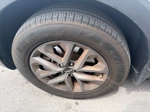 Used 2025 Kia Telluride LX FWD image 10