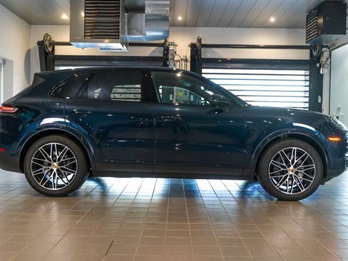 Certified 2024 Porsche Cayenne AWD/4WD image 10