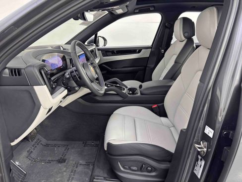 Used 2024 Porsche Cayenne w/ Technology Package image 16