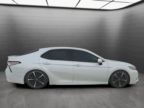 Used 2018 Toyota Camry XSE image 10