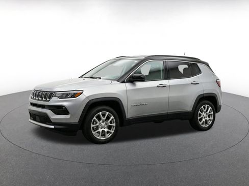 Used 2025 Jeep Compass Limited AWD/4WD image 3