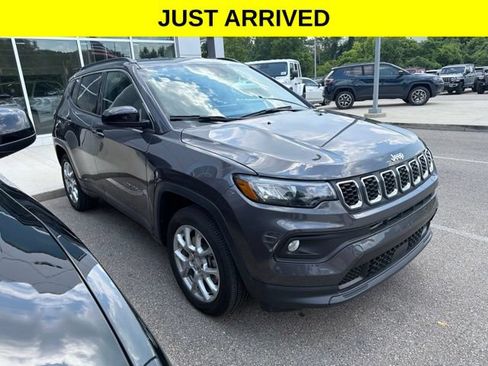 Used 2024 Jeep Compass Latitude AWD/4WD image 1