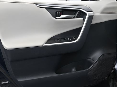 Used 2019 Toyota RAV4 Limited w/ Cold Weather Package FWD image 31
