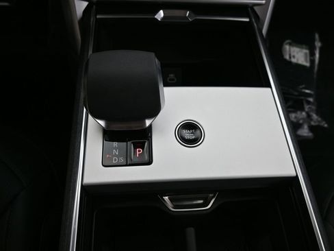 New 2025 Land Rover Range Rover Long Wheelbase SE image 30