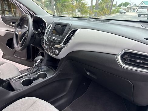Used 2022 Chevrolet Equinox LS w/ LS Convenience Package FWD image 17