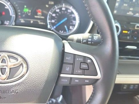 Used 2022 Toyota Highlander Limited AWD/4WD image 32