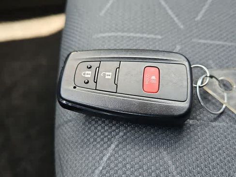 Used 2025 Toyota RAV4 XLE FWD image 28
