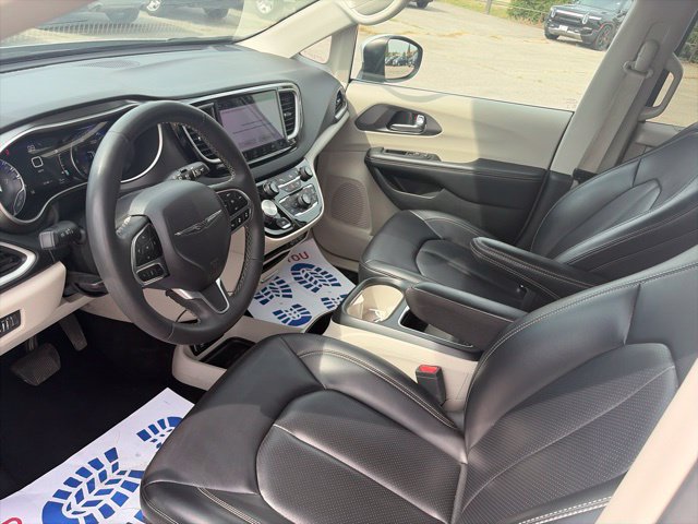 Used 2023 Chrysler Pacifica Touring-L FWD image 15
