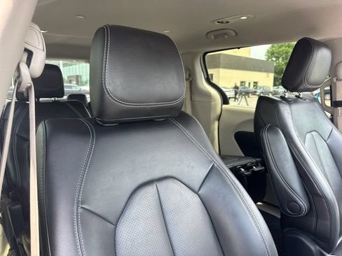Used 2024 Chrysler Pacifica Touring-L FWD image 25