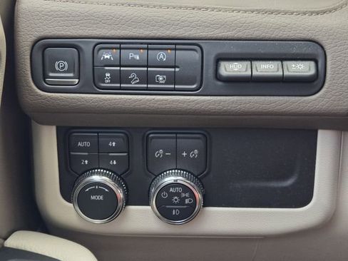 Used 2023 GMC Yukon XL Denali image 25