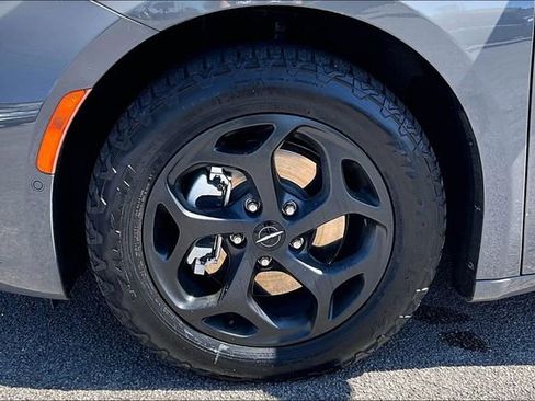 Used 2021 Chrysler Pacifica Limited w/ Uconnect Theater Family Group image 29