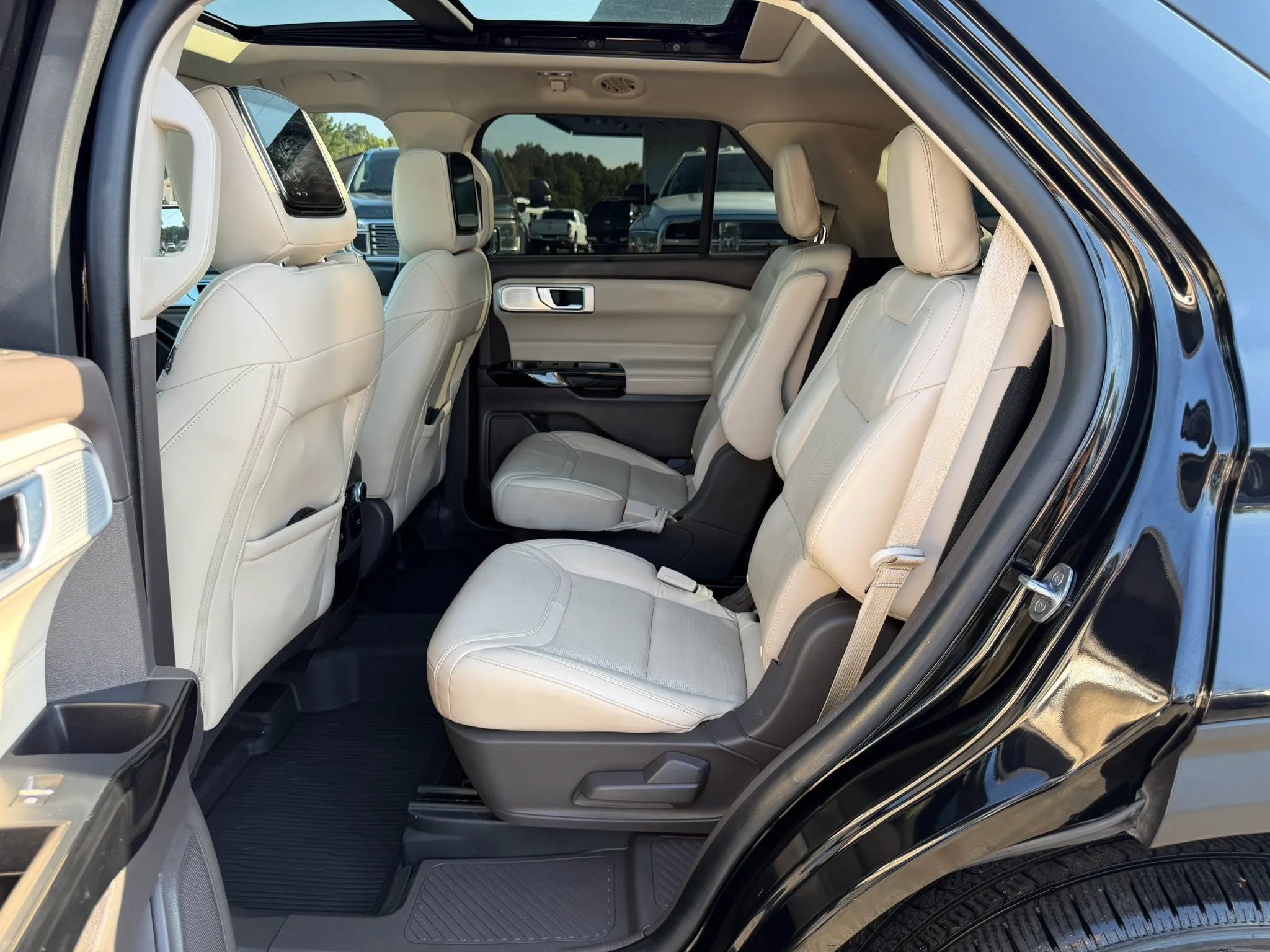 Used 2021 Ford Explorer Platinum w/ Equipment Group 601A AWD/4WD image 21