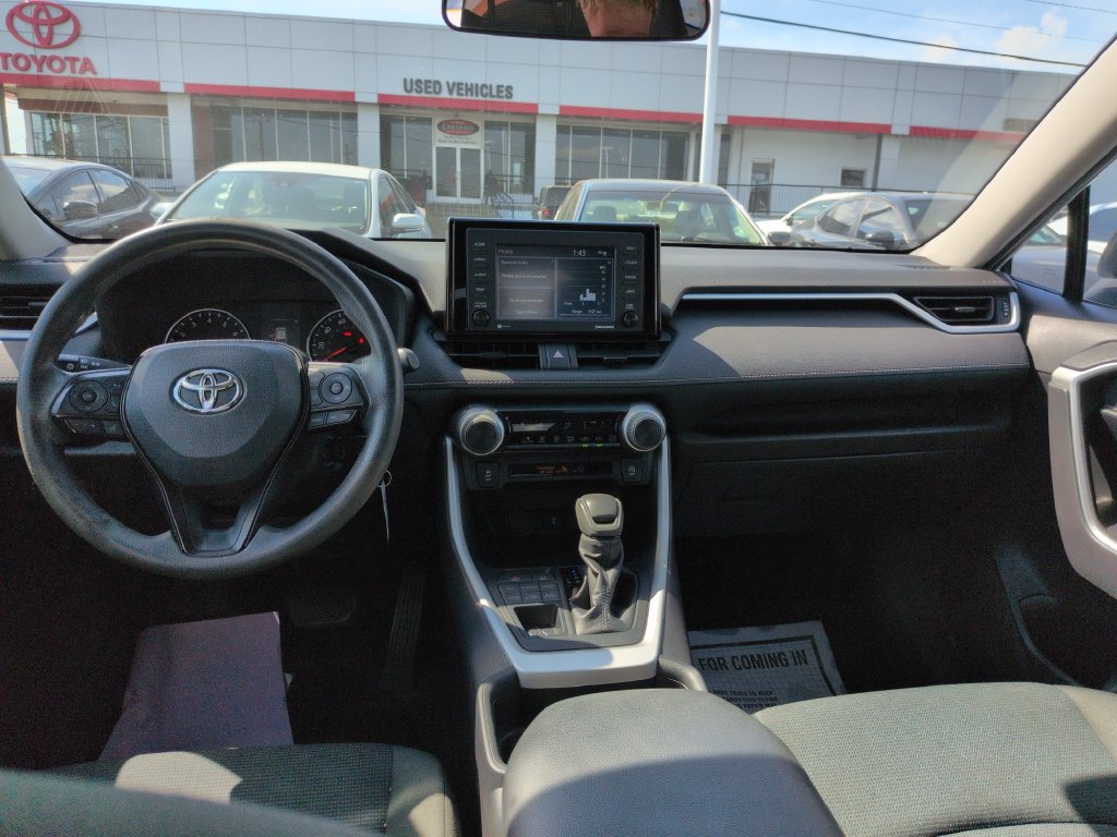 Used 2021 Toyota RAV4 LE AWD/4WD image 12