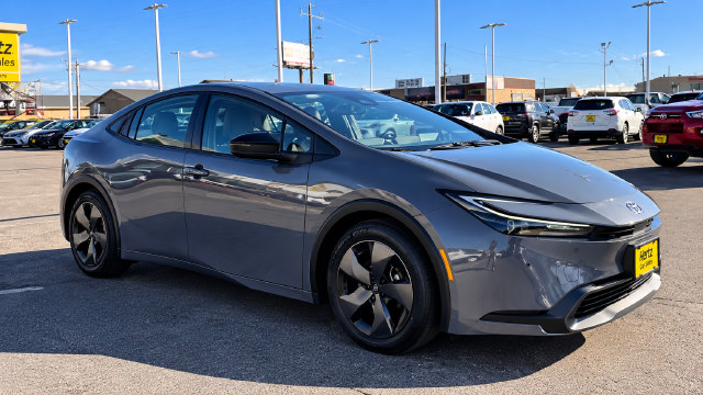 Used 2025 Toyota Prius LE FWD image 3