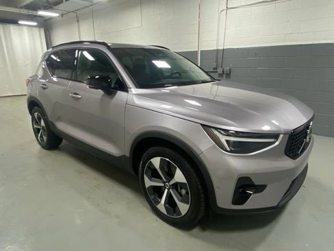 Used 2026 Volvo XC40 B5 Plus AWD/4WD image 4