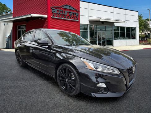 Used 2022 Nissan Altima 2.5 SR w/ Midnight Edition Package image 2