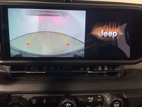 Used 2024 Jeep Wrangler Unlimited Sahara image 24