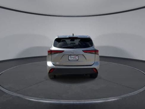 Used 2023 Toyota Highlander LE FWD image 7