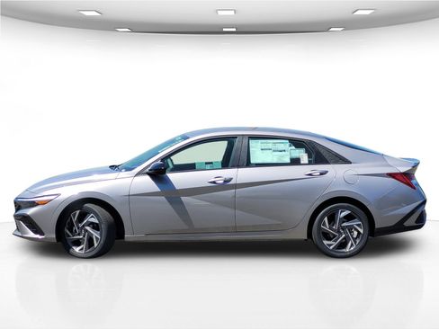 New 2025 Hyundai Elantra SEL image 4