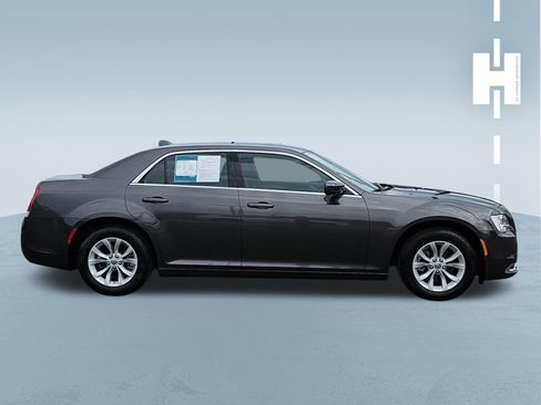 Used 2023 Chrysler 300 Touring image 2