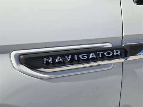 Used 2022 Lincoln Navigator Reserve image 14