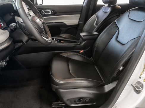 Certified 2025 Jeep Compass Limited AWD/4WD image 10